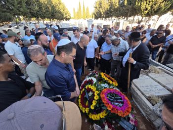 ח"מ דורון אוזן וח"כ דוד ביטן בהלוויתו של יוסי חממי ז"ל